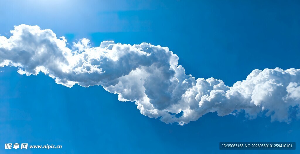 蓝天下的蓬松白云