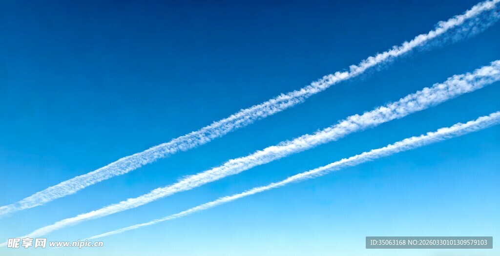 蓝天中的飞机尾迹