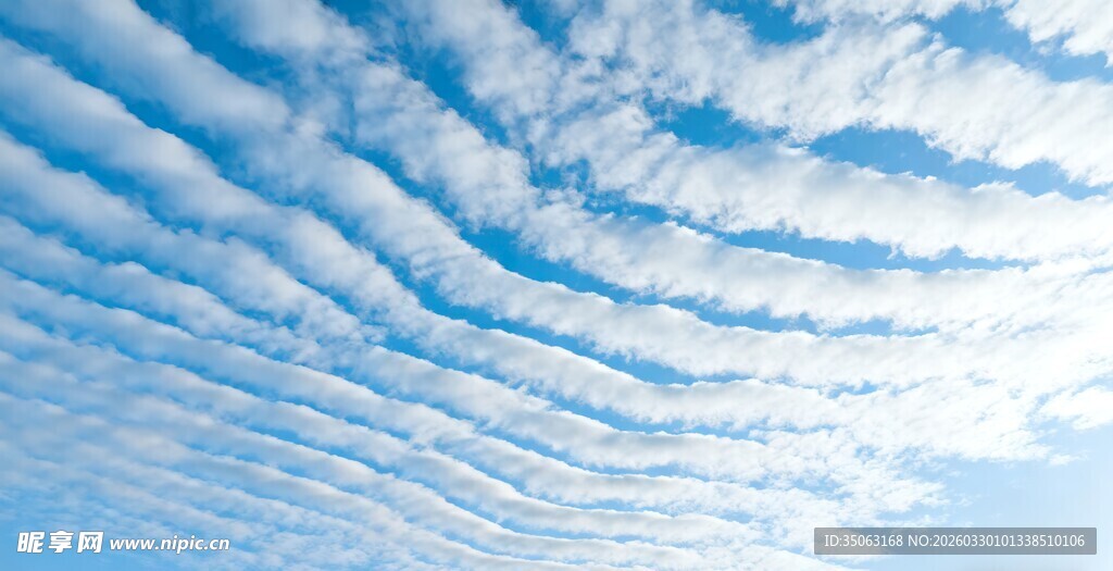 蓝天白云交织的美丽天际