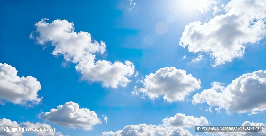 晴朗蓝天飘浮朵朵白云