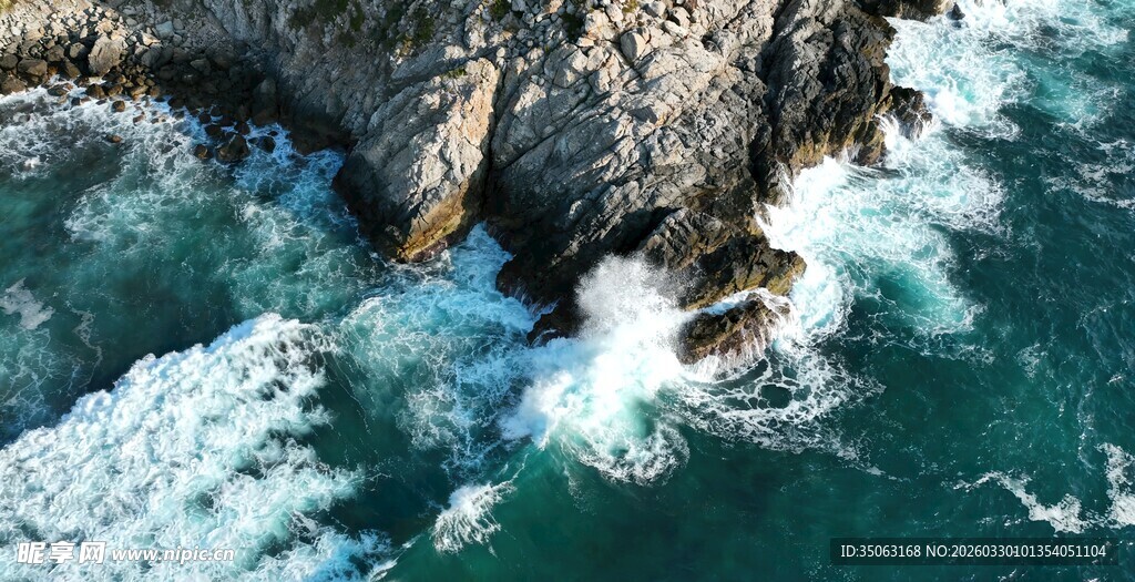 海岸礁石与汹涌海浪