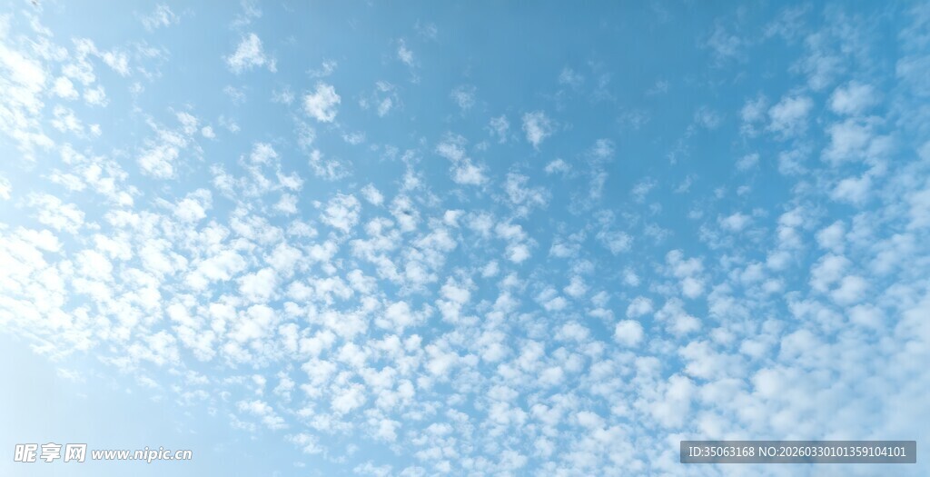 晴朗蓝天飘着细碎云朵