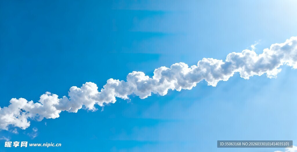 蓝天中飞机留下的白色尾迹