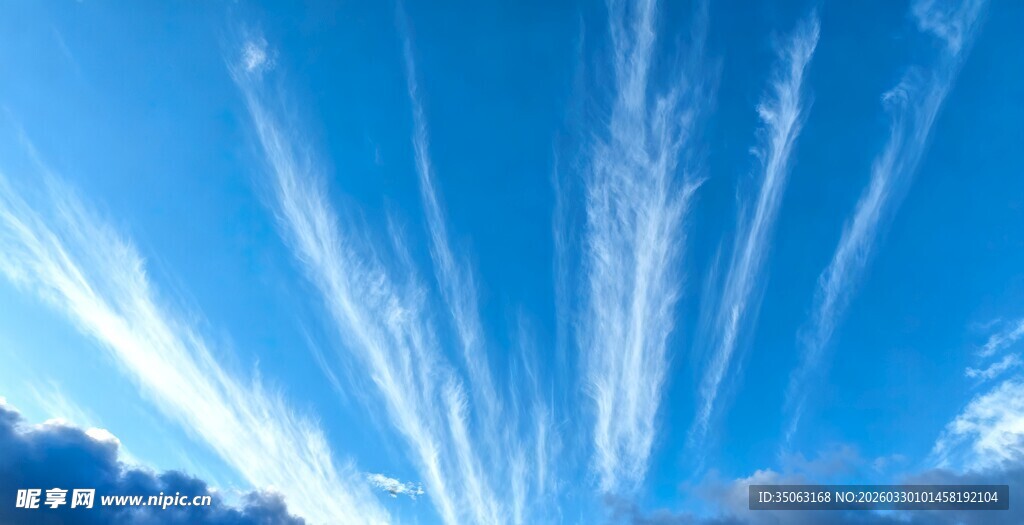 蓝天中绚丽的飞机尾迹