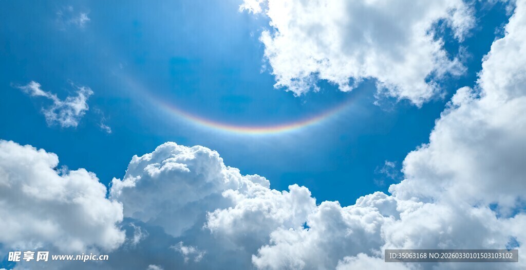 晴朗天空中的绚丽日晕