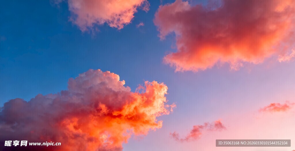 绚丽晚霞中的梦幻云朵