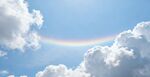 蓝天下的绚丽彩虹