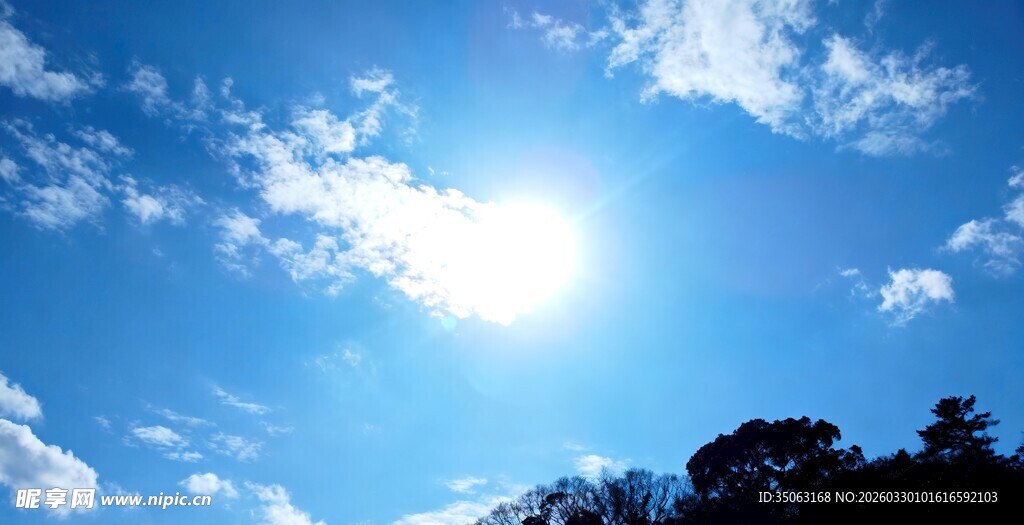 晴朗蓝天与耀眼阳光