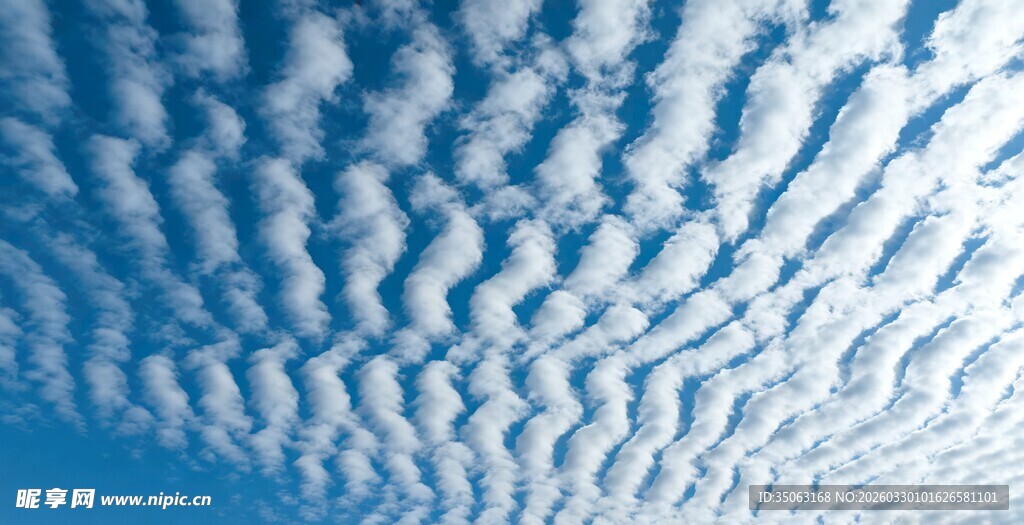 蓝天下的絮状云朵