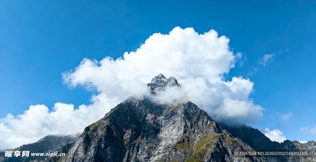 巍峨高山与白云相伴