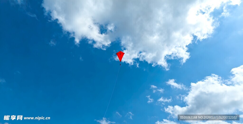 蓝天下的红色风筝