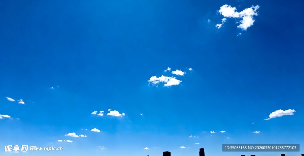 城市上空的晴朗蓝天