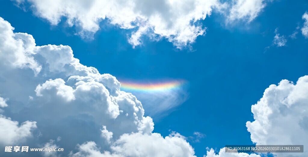 蓝天下的绚丽彩虹