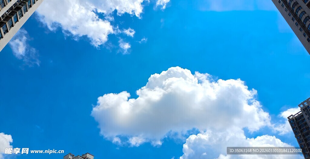 仰望城市上空的蓝天白云