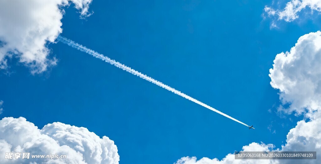 蓝天下飞机划过的痕迹