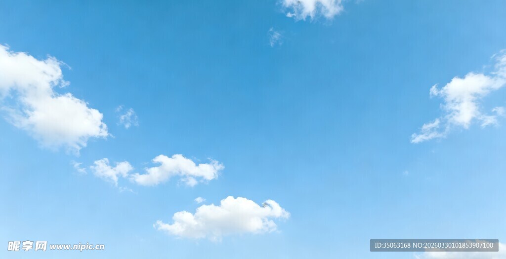 晴朗蓝天飘着朵朵白云
