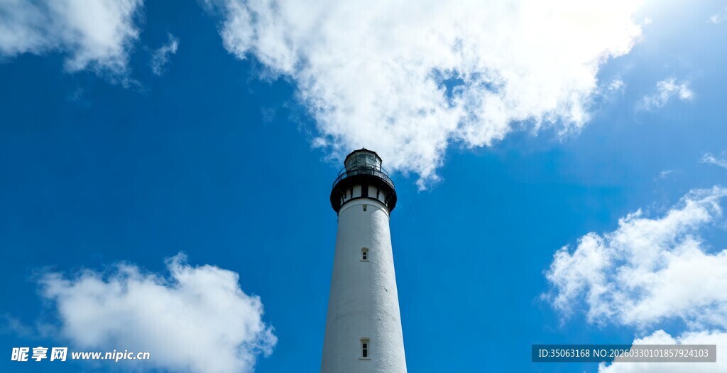 蓝天下的高耸灯塔