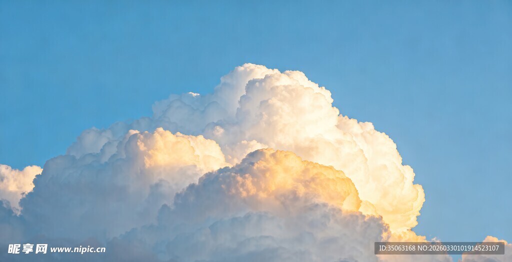 蓝天中的蓬松云朵