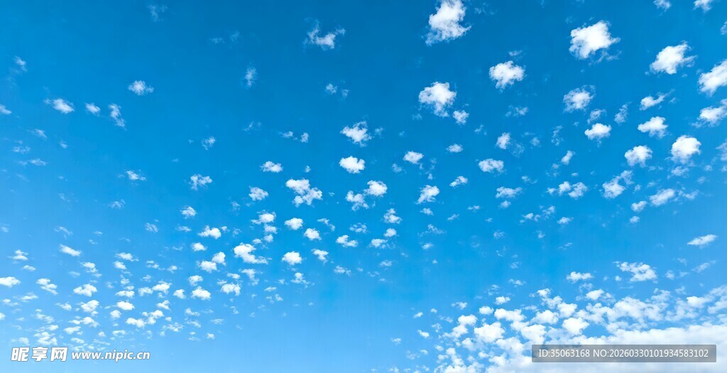 蓝天飘絮梦幻自然景象