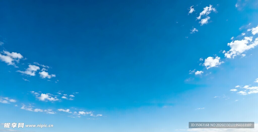 晴朗蓝天飘浮朵朵白云