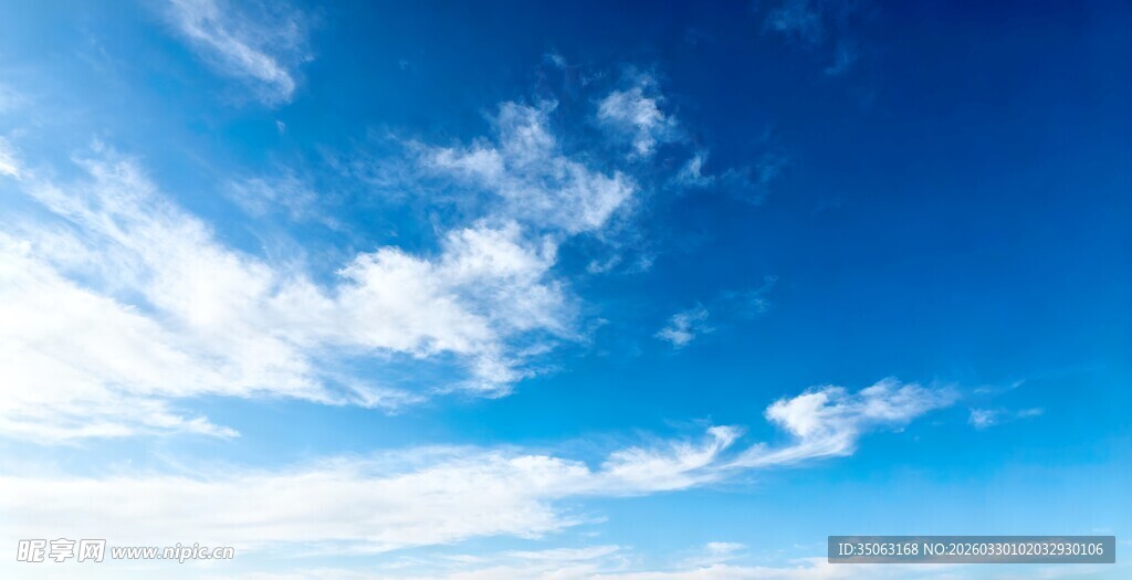 晴朗蓝天白云悠然飘荡
