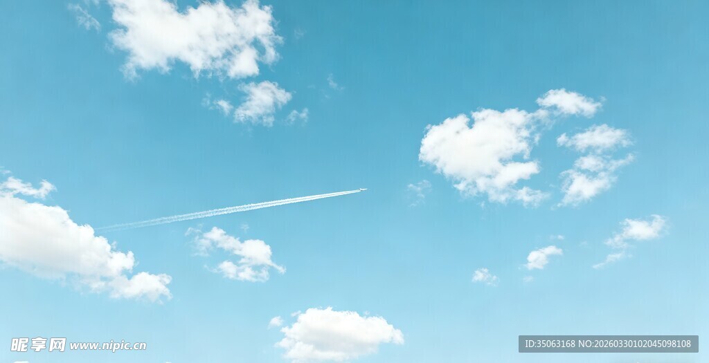 蓝天飘白云飞机划天际