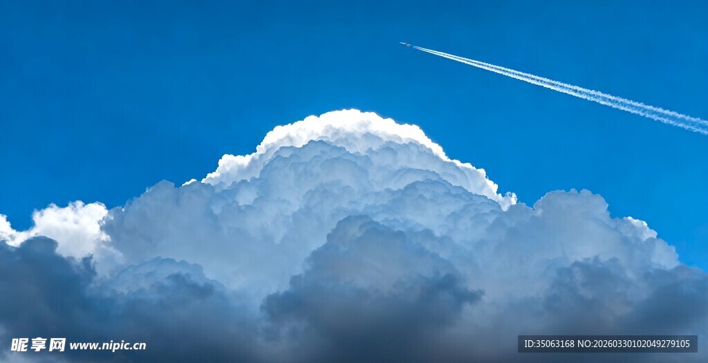 蓝天下的云朵与飞机尾迹