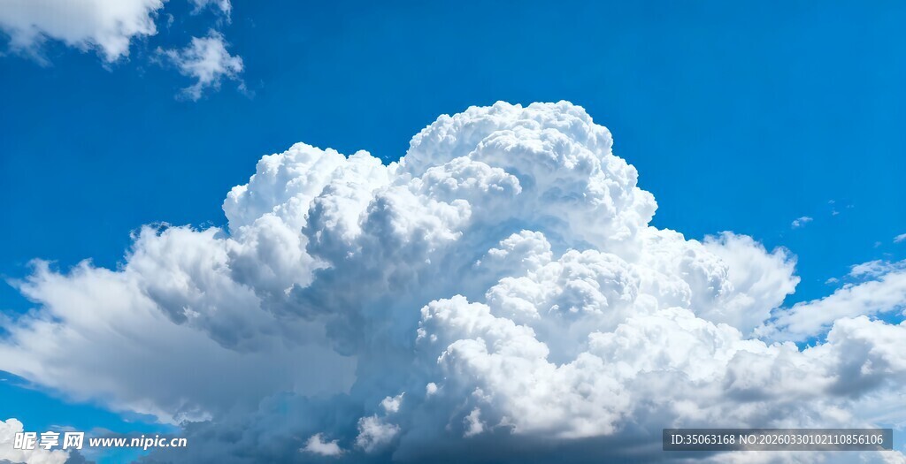 蓝天白云下的蓬松云朵