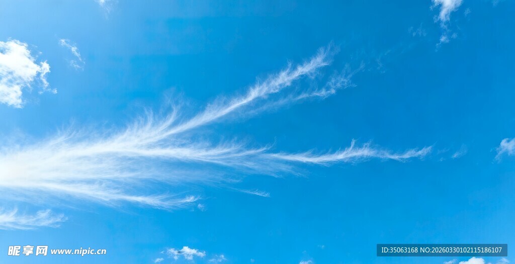 蔚蓝天空飘着丝状白云