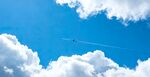蓝天下飞机穿云飞行