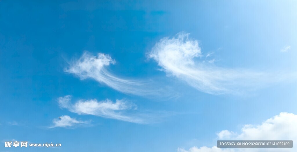 蓝天飘着几朵卷云