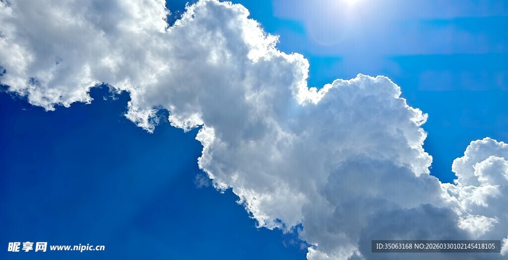 蓝天阳光与蓬松白云