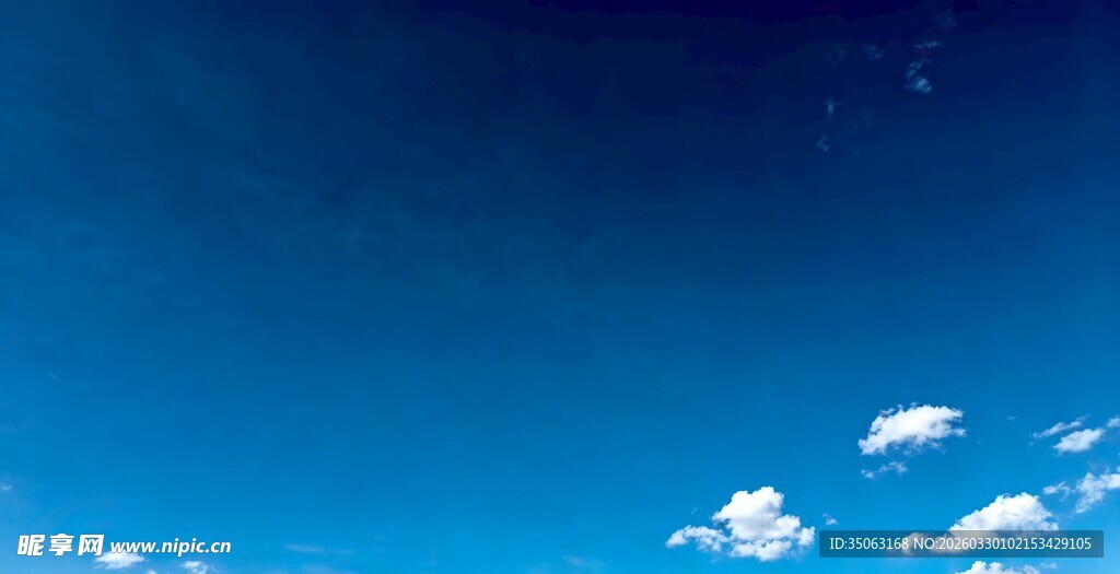 晴朗蓝天飘着几朵白云