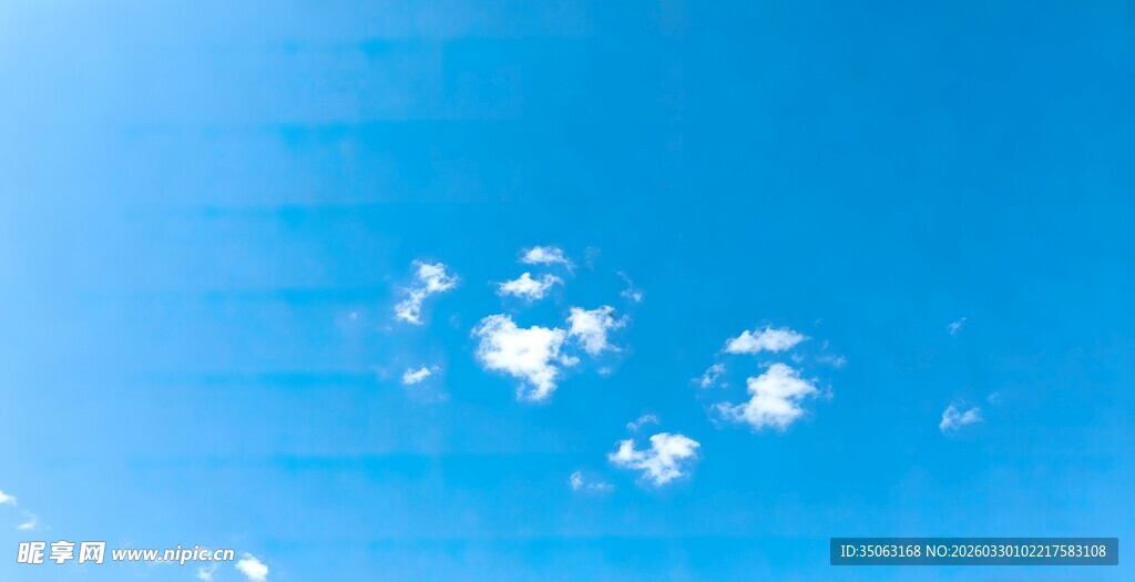 蓝天飘着几朵白云