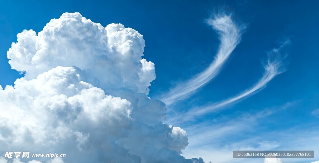 蓝天中蓬松的巨大云朵