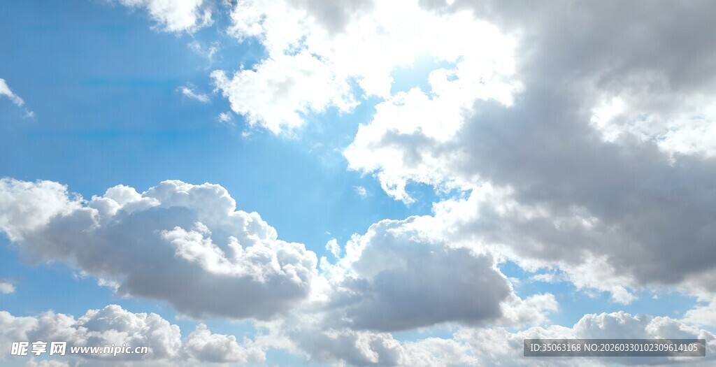 晴朗天空中的朵朵白云