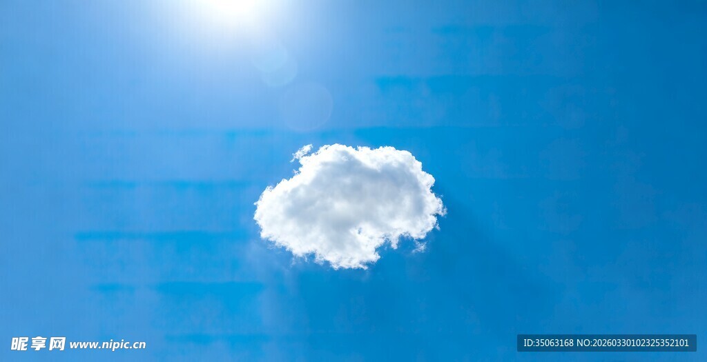蓝天下的孤朵白云