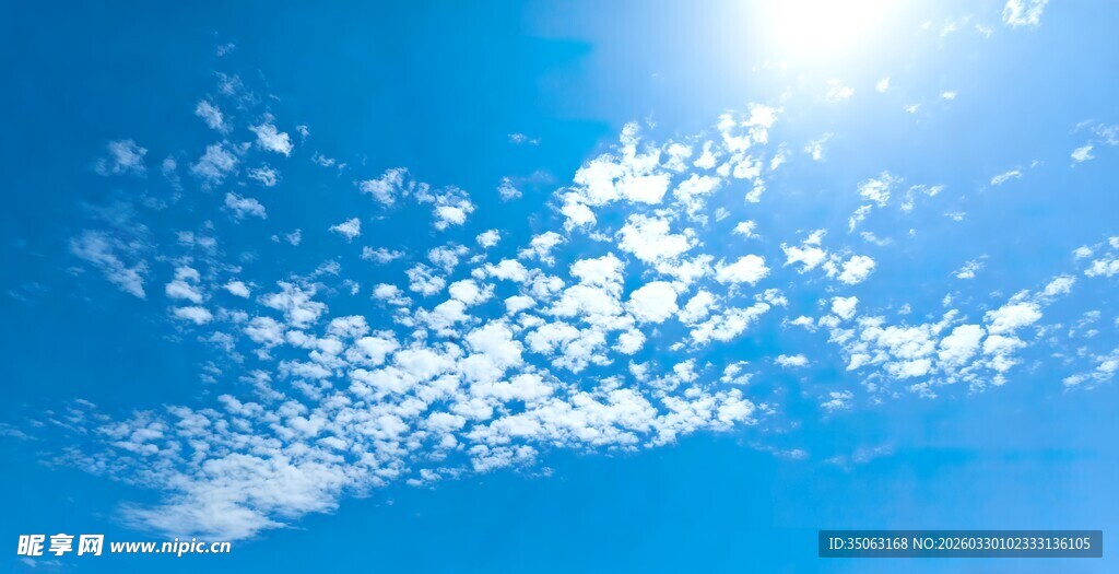 晴朗蓝天与闪耀阳光