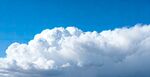 蓝天中的蓬松白云