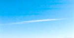 蓝天中的白色航迹线