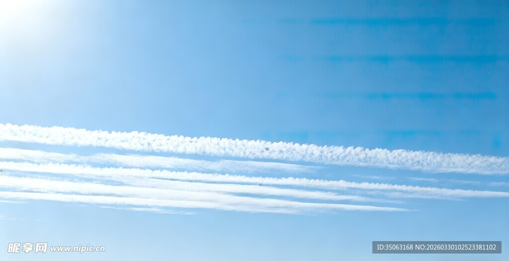 蓝天中的飞机尾迹
