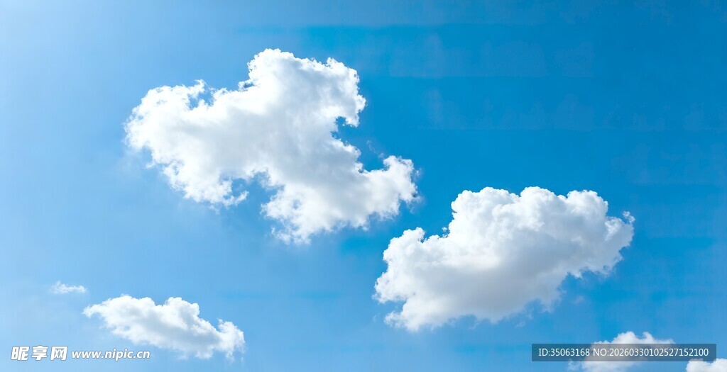 蓝天中的蓬松白云