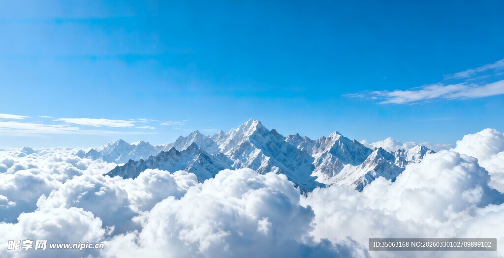 云端之上的巍峨雪山