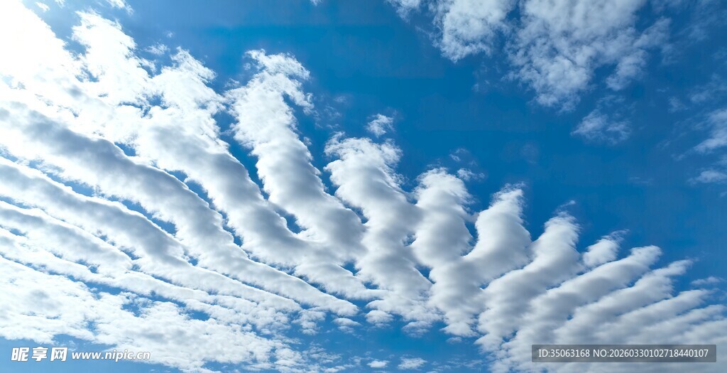 蓝天下的絮状云朵