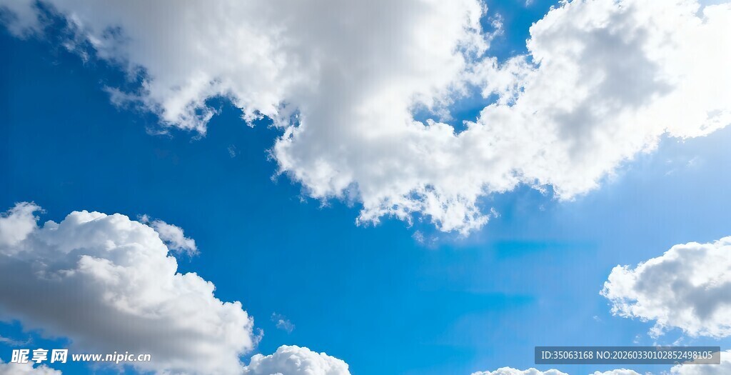 晴朗蓝天与白云美景