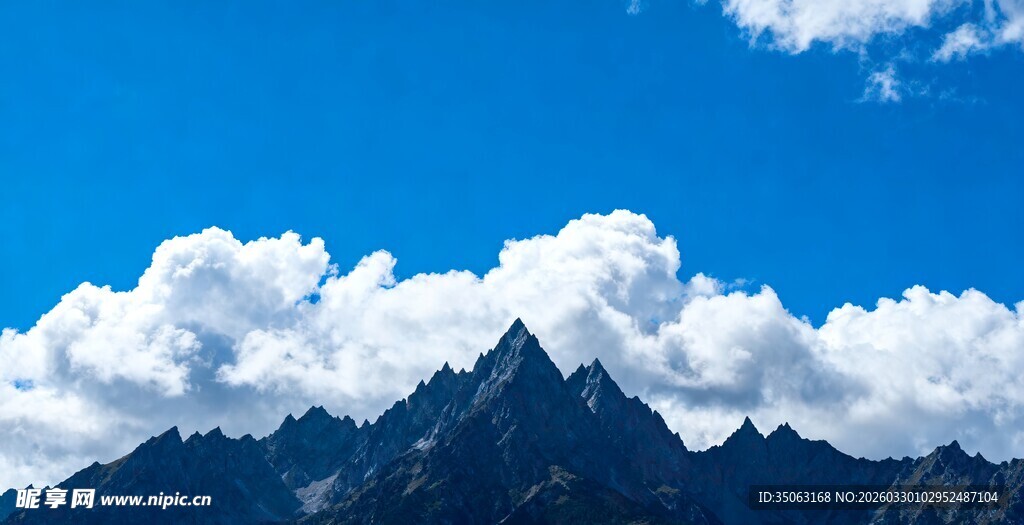 蓝天白云下的巍峨山峰