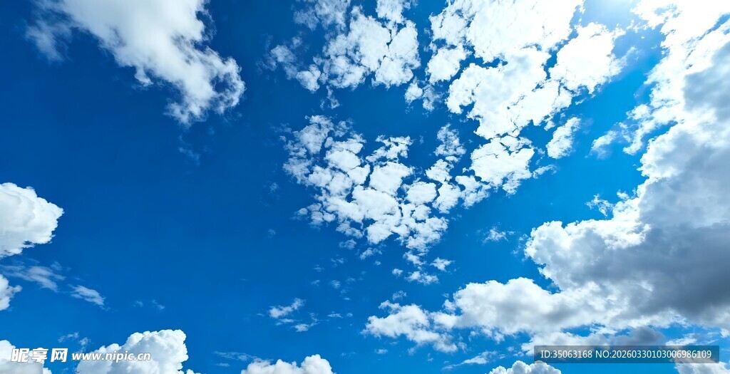 晴朗蓝天与蓬松白云