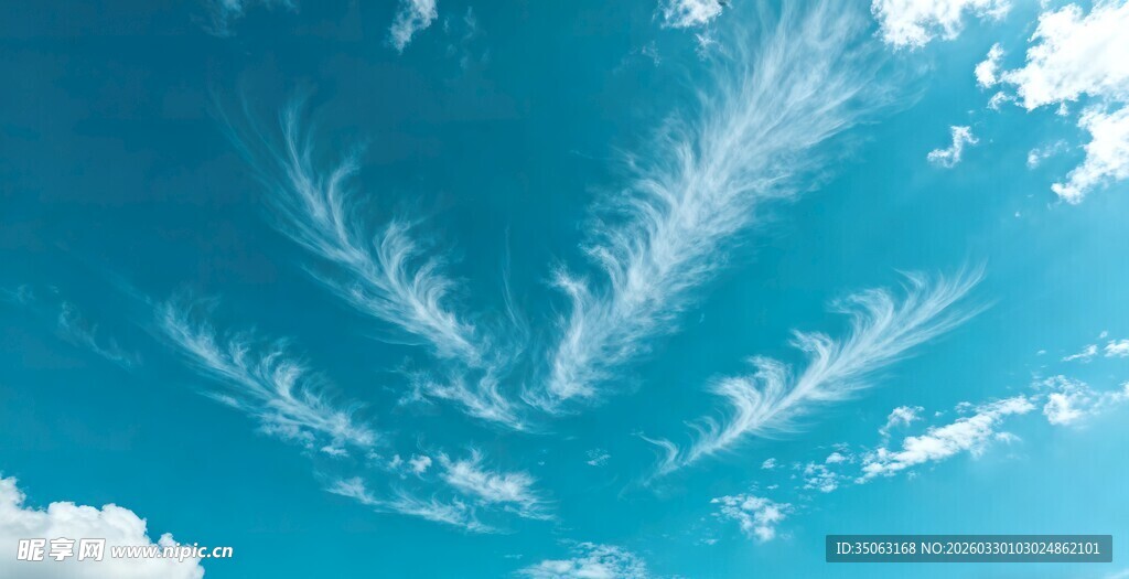 蓝天中的羽状云彩奇观