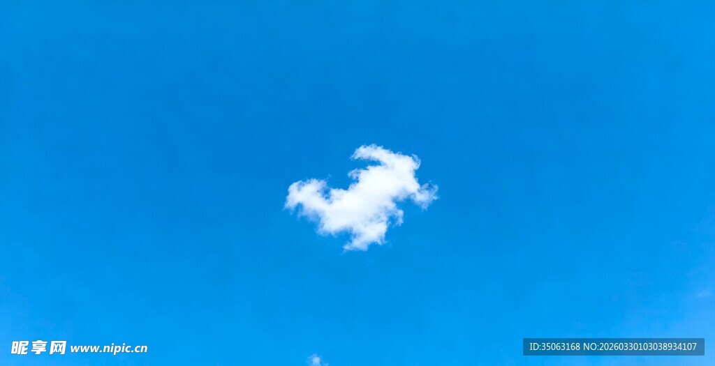 蓝天下的独特形状云朵