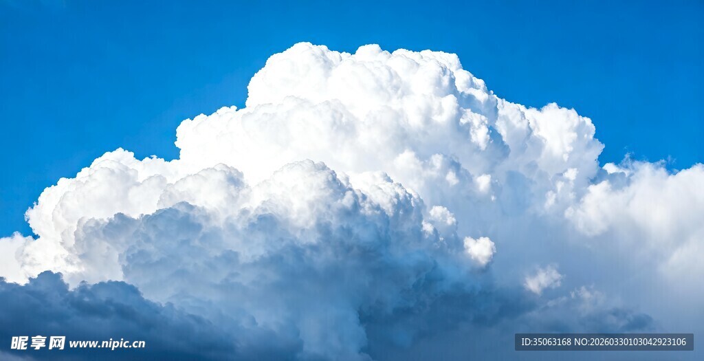 蓝天中的蓬松白云